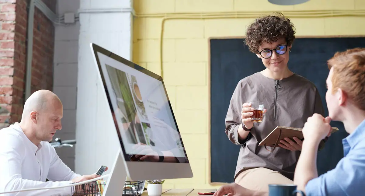 Réunion d'équipe avec ordinateur et boissons.