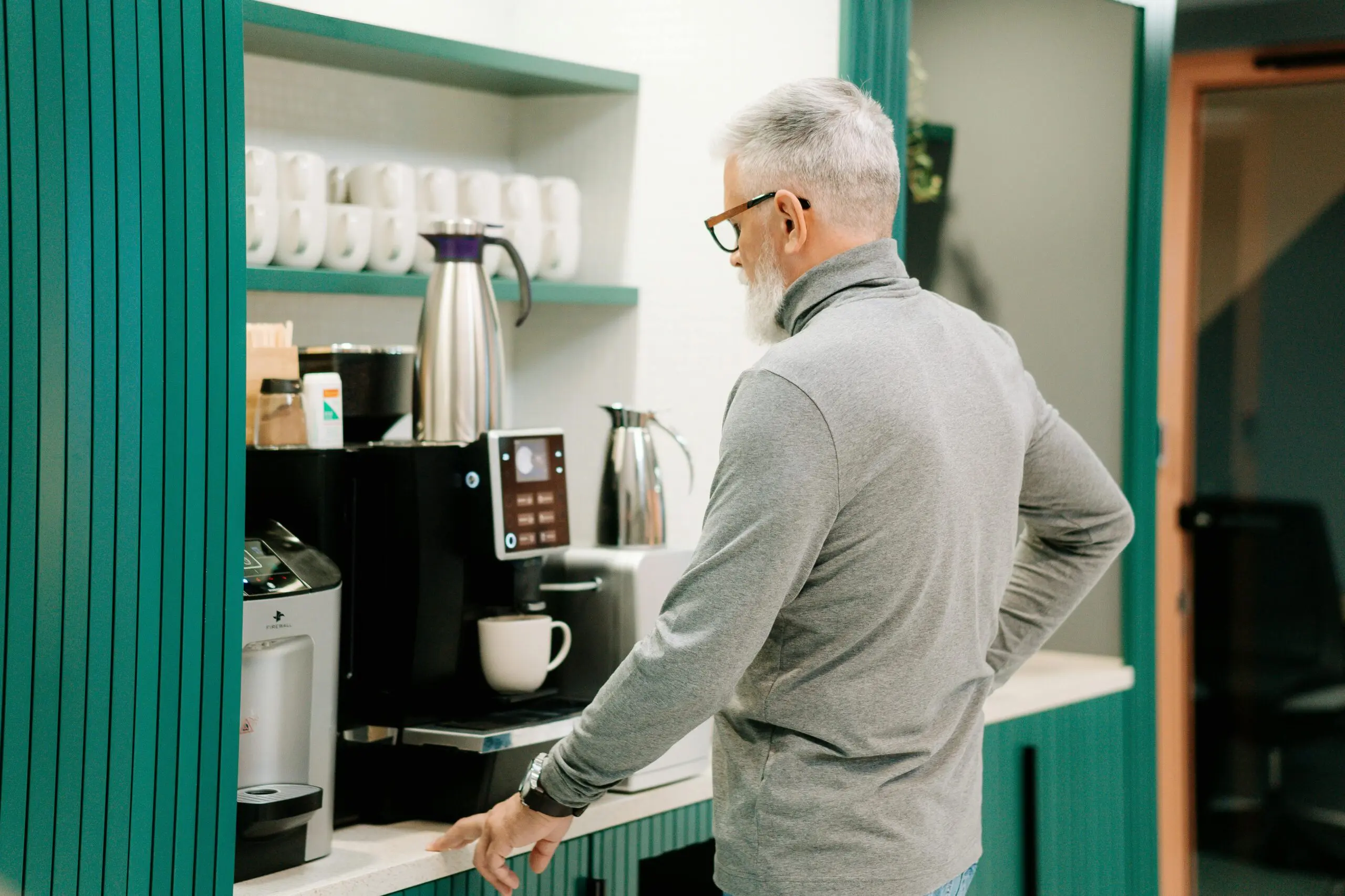 Homme préparant du café au bureau