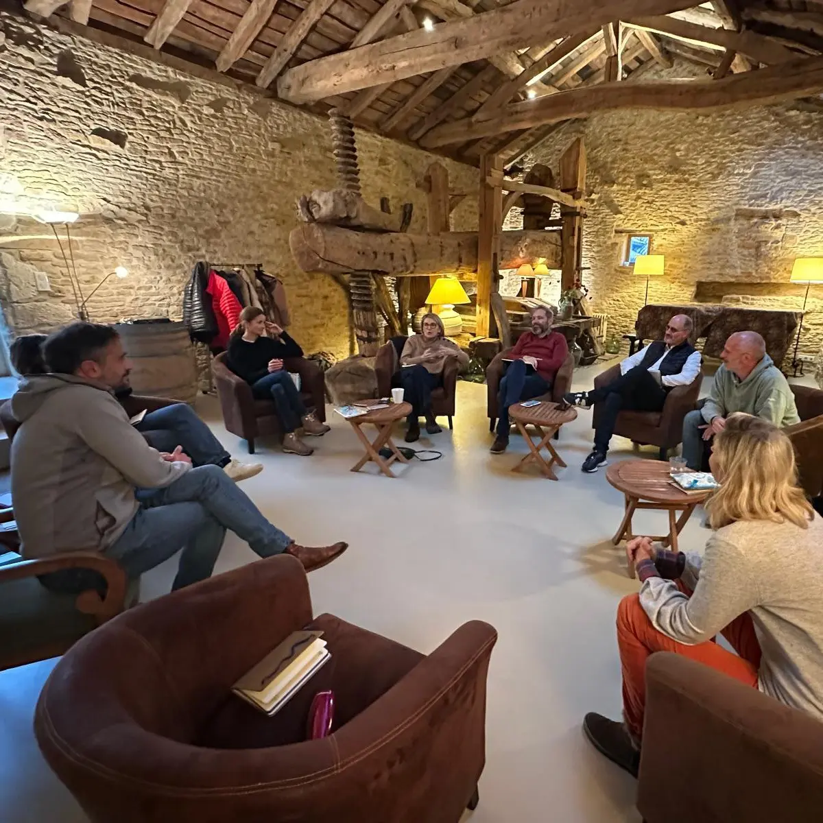 Réunion dans une grange rénovée en France.