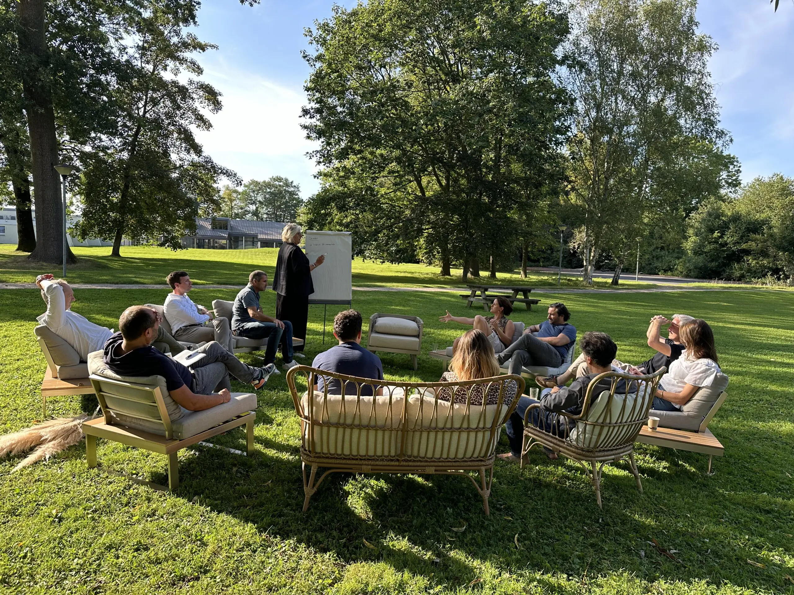 Réunion en plein air dans un parc verdoyant.