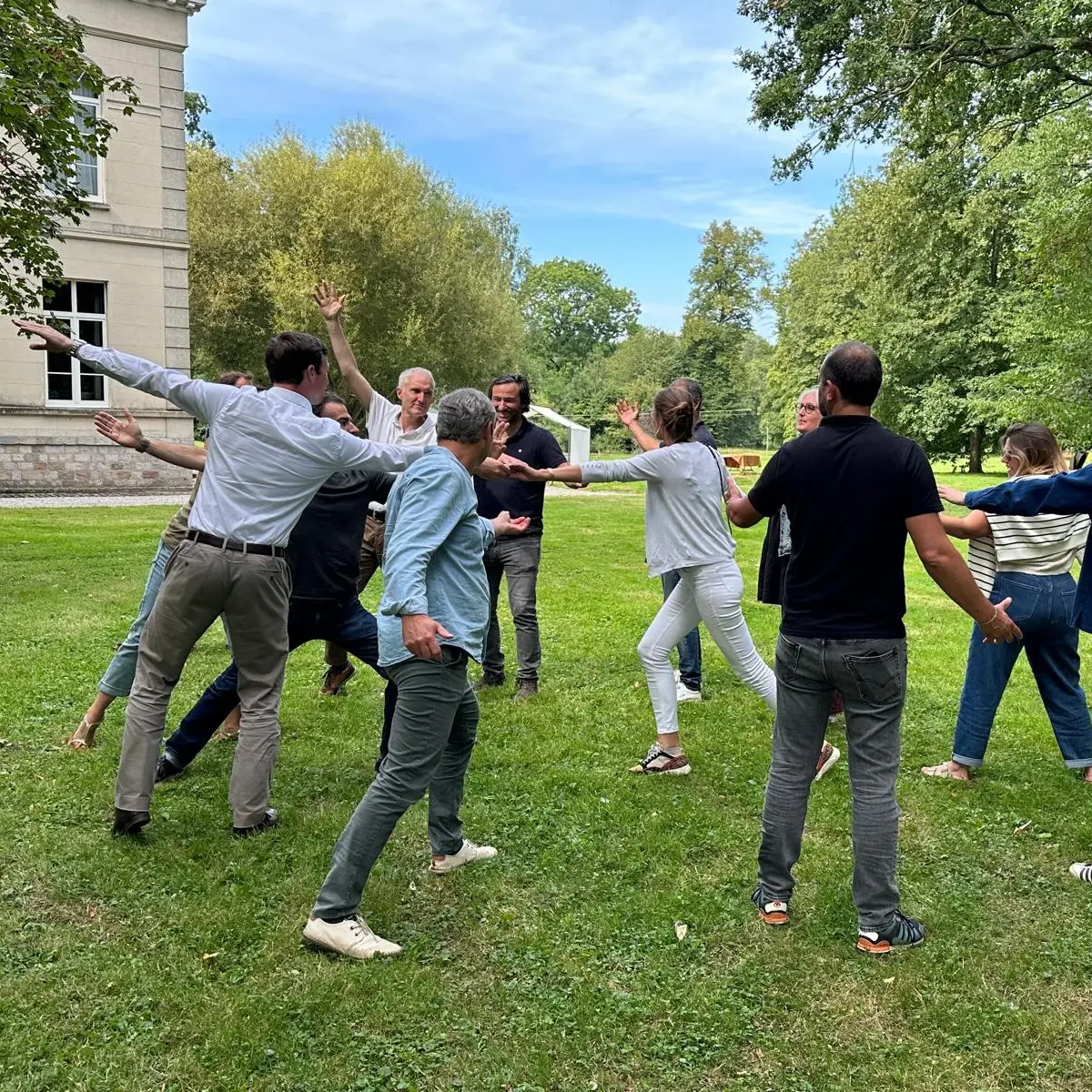 Groupe de personnes jouant à l'extérieur sur la pelouse.