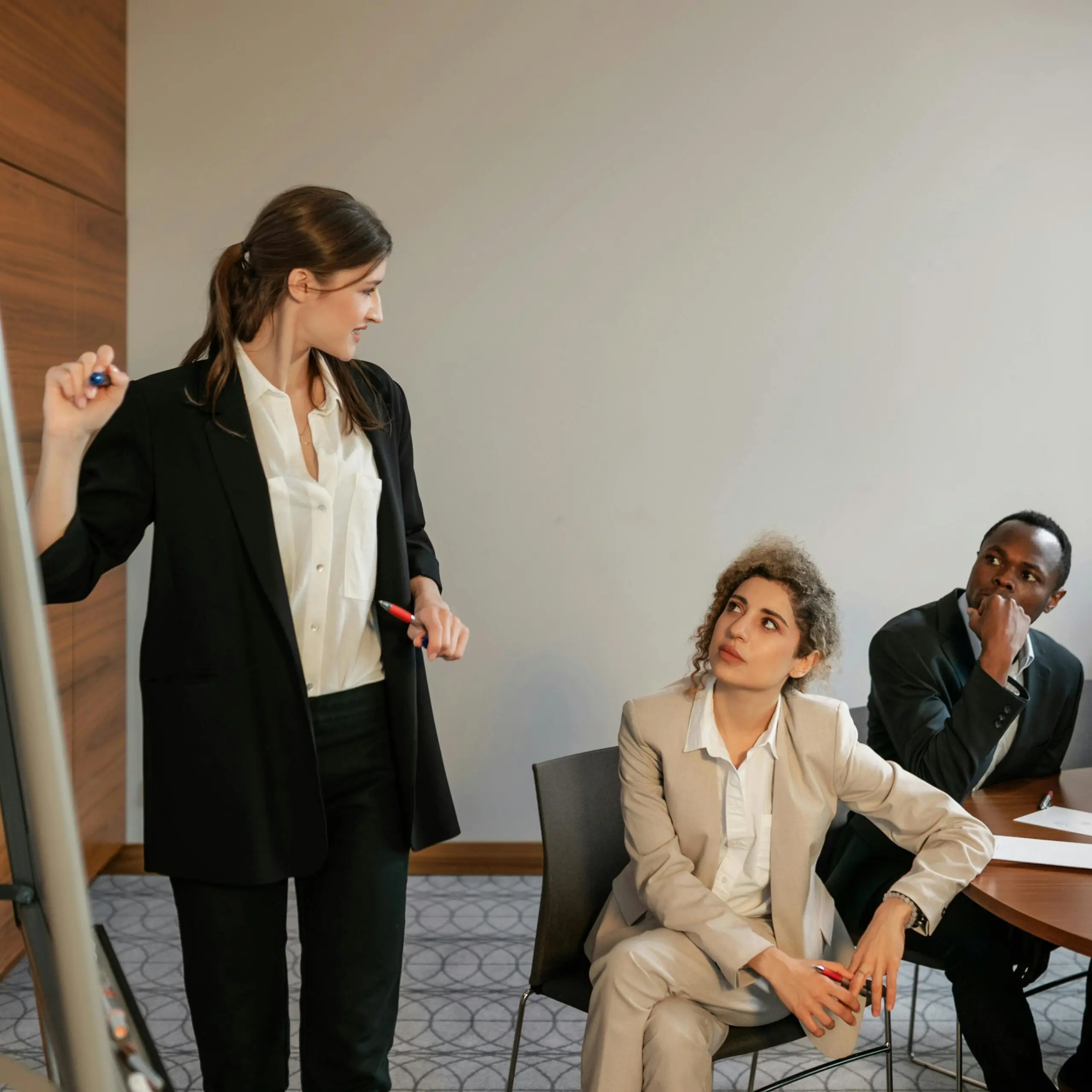 Réunion d'équipe en séance de présentation.