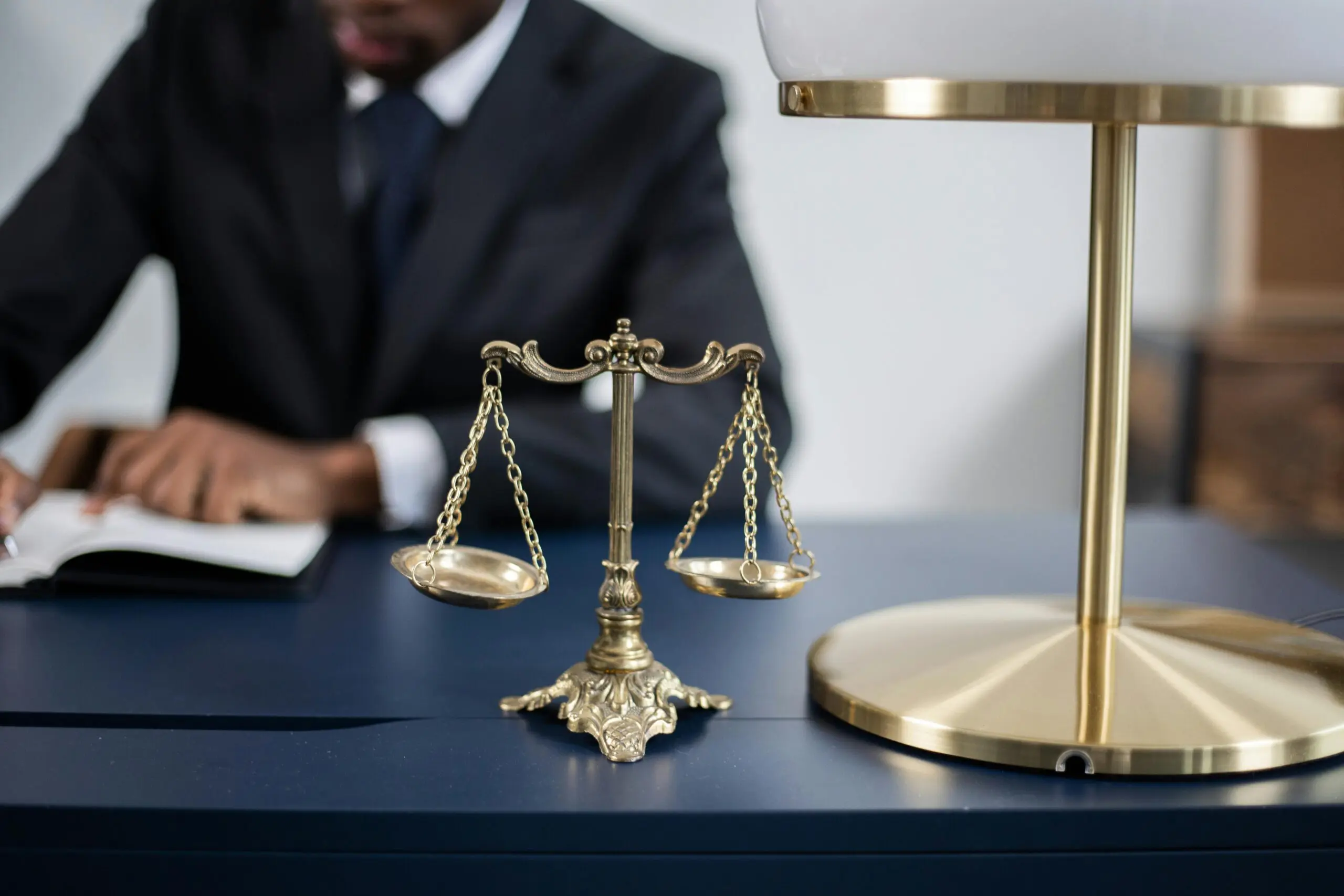Balance de justice sur un bureau d'avocat.