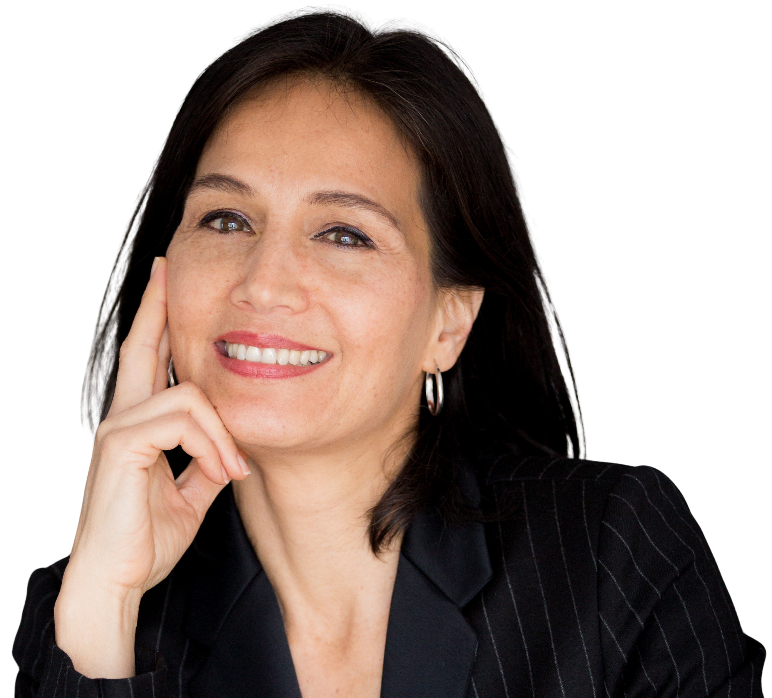 Femme souriante en costume rayé, main sur le visage.