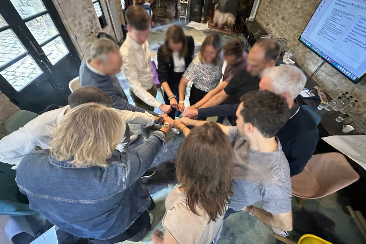 Groupe faisant une réunion collaborative.