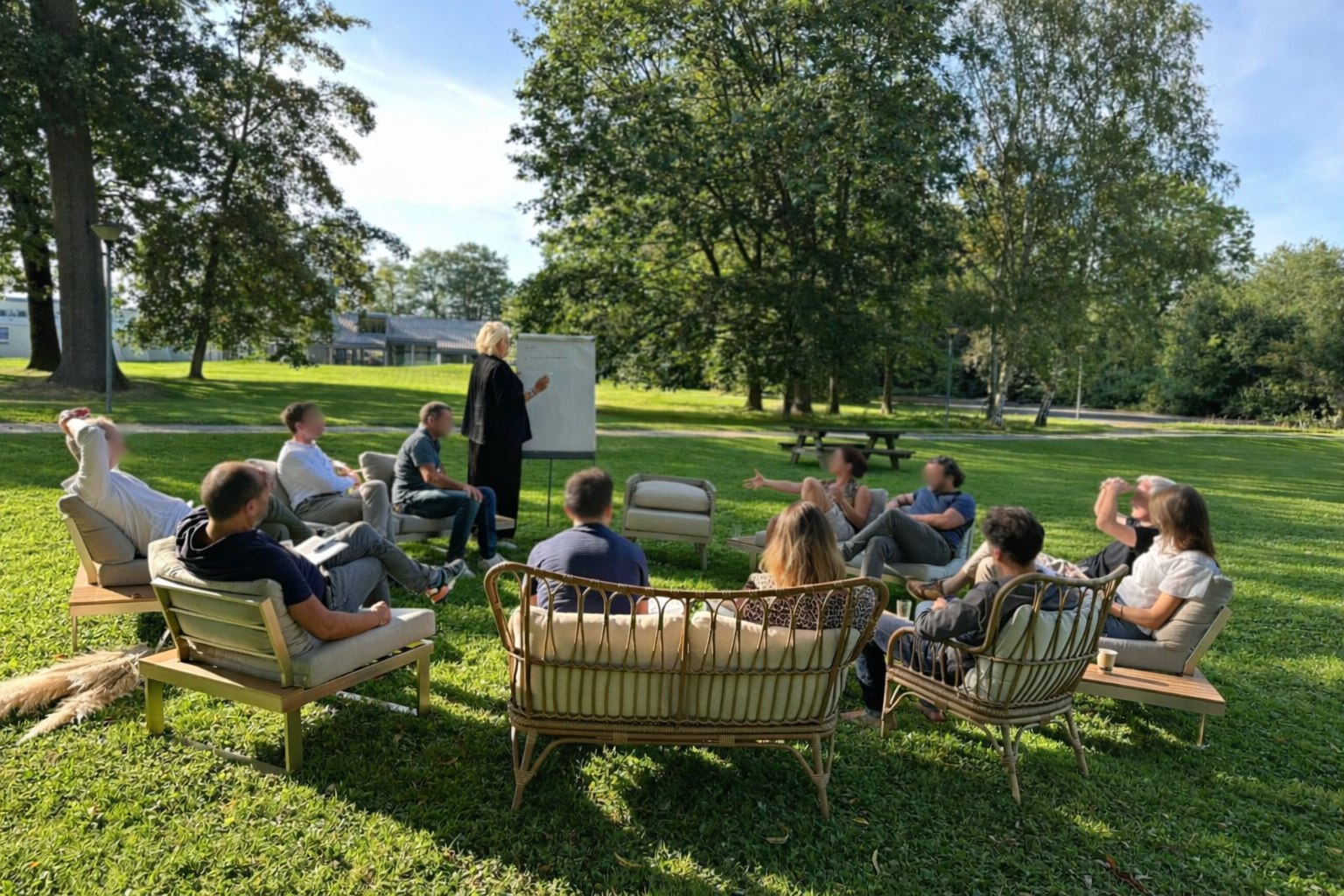 Réunion en plein air dans un parc verdoyant.