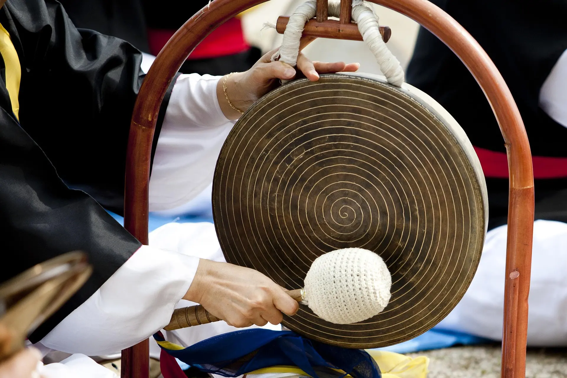 jing-2782287_1920 Person playing the traditional Asian gong